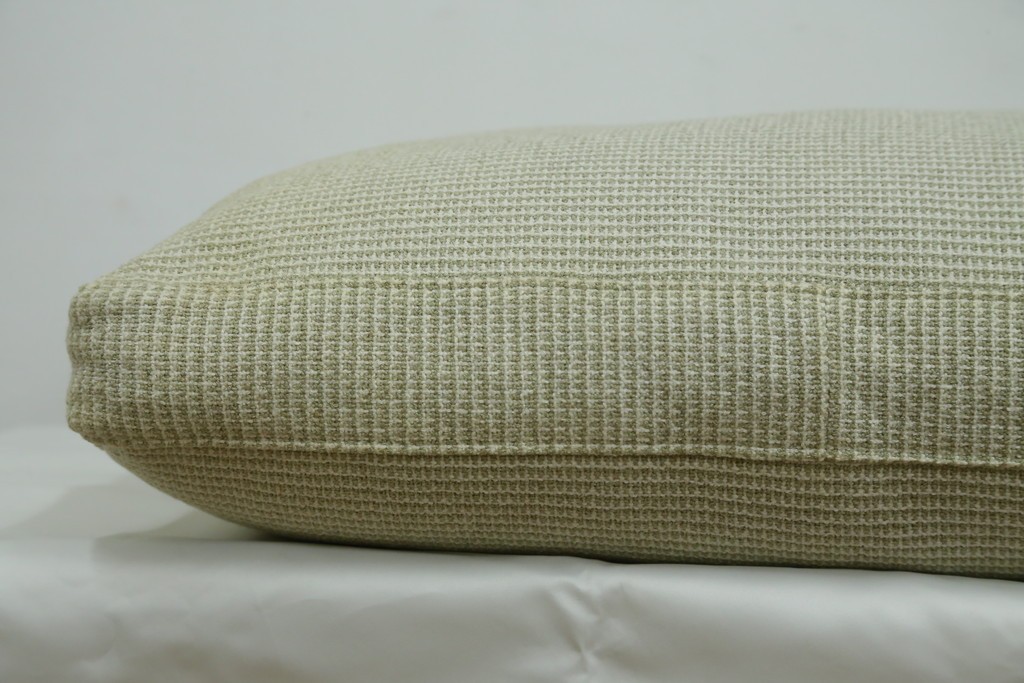 中古　美品　arflex(アルフレックス)　sona(ソーナ)　ファブリックが高級感を醸し出すクッション　定価約5.5万円　(R-083210)