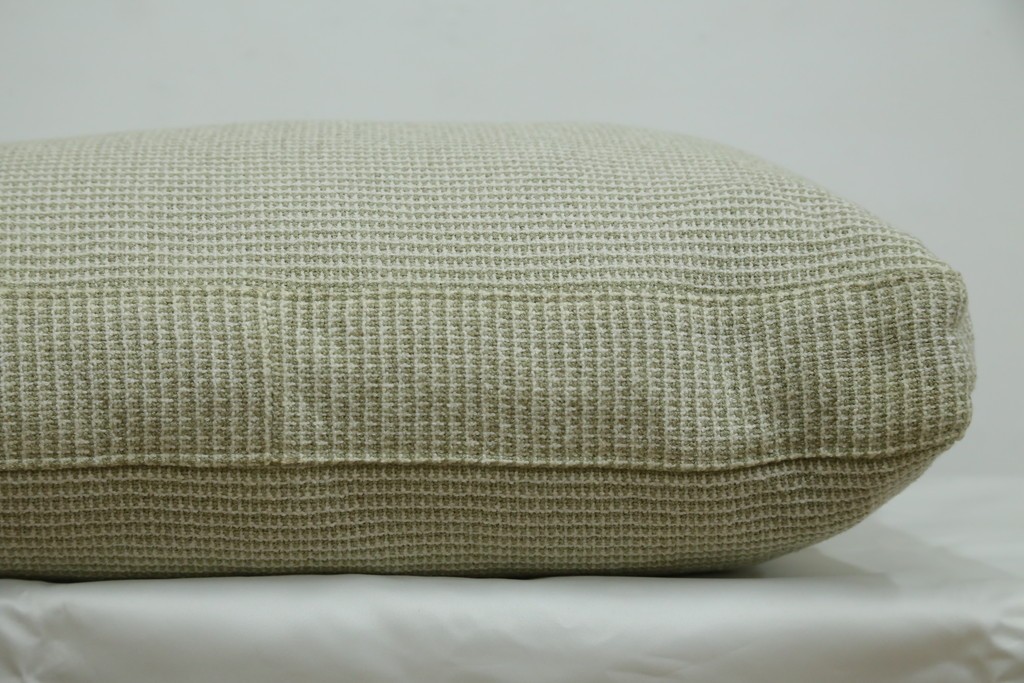 中古　美品　arflex(アルフレックス)　sona(ソーナ)　ファブリックが高級感を醸し出すクッション　定価約5.5万円　(R-083210)
