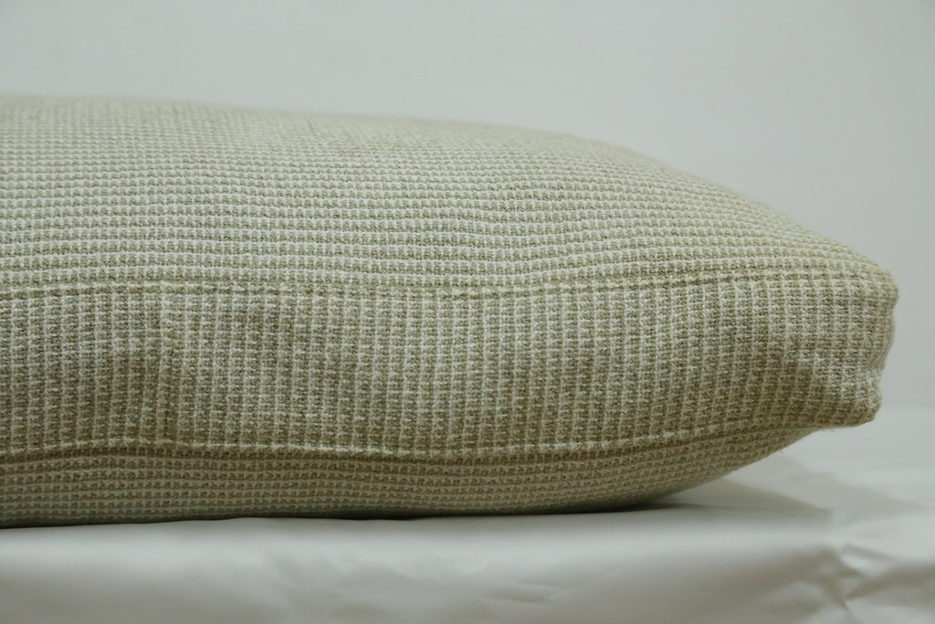 中古　美品　arflex(アルフレックス)　sona(ソーナ)　ファブリックが高級感を醸し出すクッション　定価約5.5万円　(R-083210)