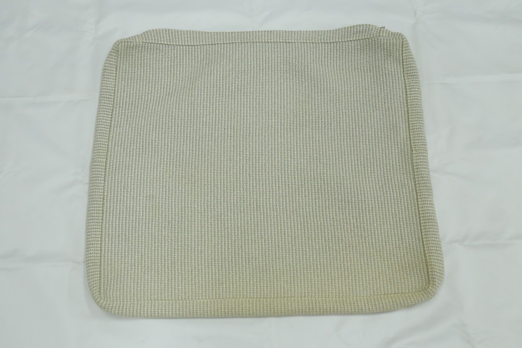 中古　美品　arflex(アルフレックス)　sona(ソーナ)　ファブリックが高級感を醸し出すクッション　定価約5.5万円　(R-083210)