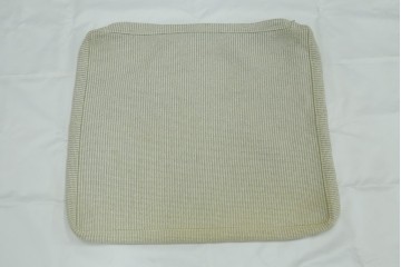 中古　美品　arflex(アルフレックス)　sona(ソーナ)　ファブリックが高級感を醸し出すクッション　定価約5.5万円　(R-083210)