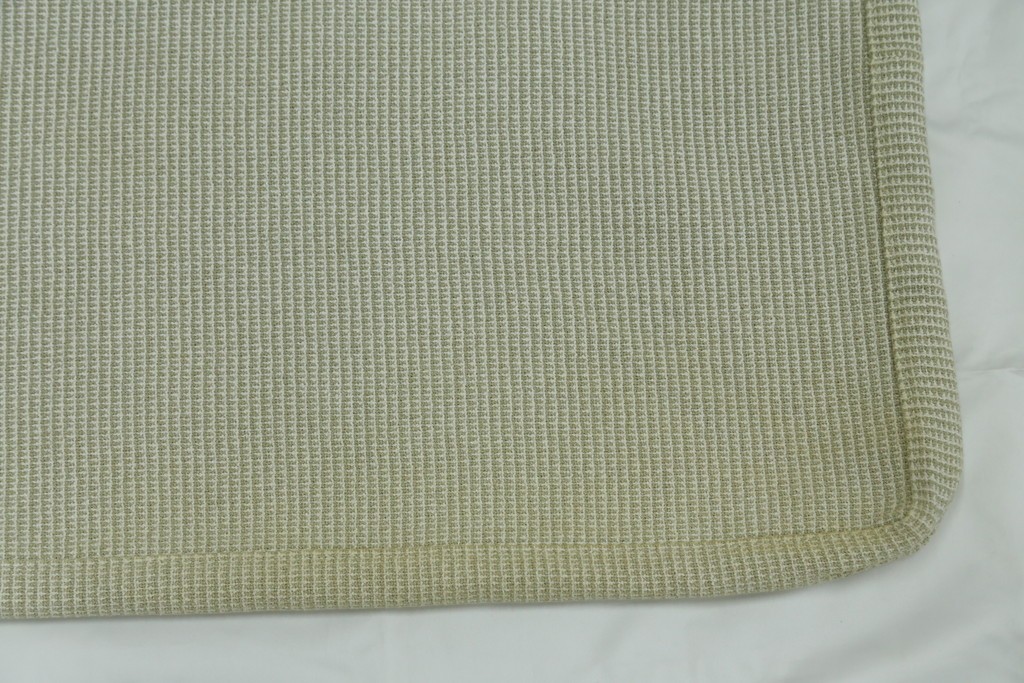 中古　美品　arflex(アルフレックス)　sona(ソーナ)　ファブリックが高級感を醸し出すクッション　定価約5.5万円　(R-083210)