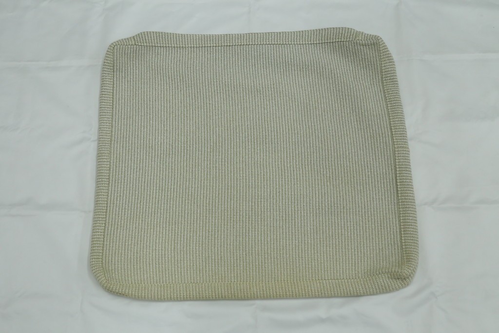 中古　美品　arflex(アルフレックス)　sona(ソーナ)　ファブリックが高級感を醸し出すクッション　定価約5.5万円　(R-083210)