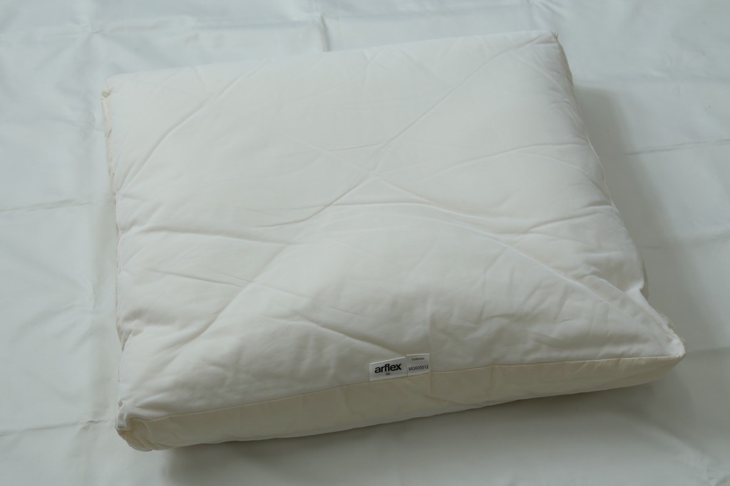 中古　美品　arflex(アルフレックス)　sona(ソーナ)　ファブリックが高級感を醸し出すクッション　定価約5.5万円　(R-083210)