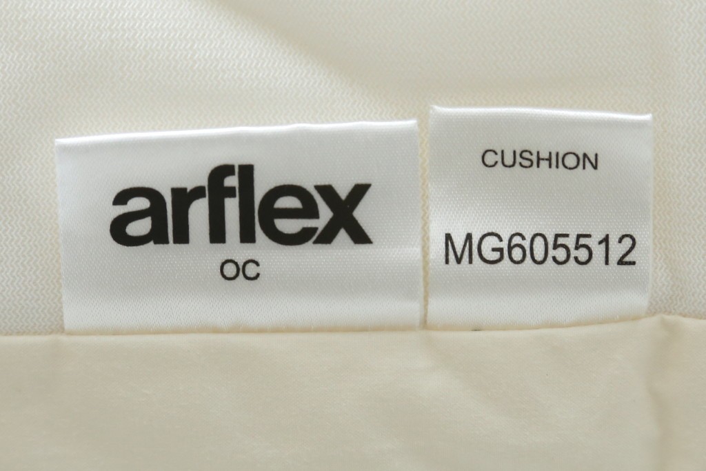 中古　美品　arflex(アルフレックス)　sona(ソーナ)　ファブリックが高級感を醸し出すクッション　定価約5.5万円　(R-083210)