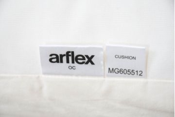 中古　美品　arflex(アルフレックス)　sona(ソーナ)　ファブリックが高級感を醸し出すクッション(定価約5.5万円)(R-083210)