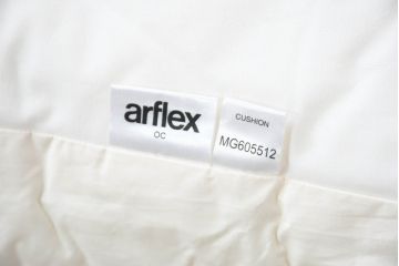 中古　美品　arflex(アルフレックス)　sona(ソーナ)　ナチュラルテイストの空間づくりにおすすめのクッション2個セット(定価約11万円)(R-083211)