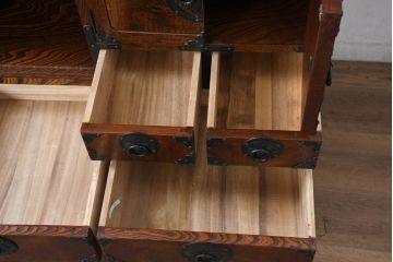 中古　美品　伝統民芸　岩谷堂箪笥　重厚感あふれる佇まいに美しい木目が印象的な茶棚(茶箪笥、収納棚、食器棚、引き出し、バラ売り可能)(R-083212)