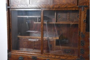中古　美品　伝統民芸　岩谷堂箪笥　重厚感あふれる佇まいに美しい木目が印象的な茶棚(茶箪笥、収納棚、食器棚、引き出し、バラ売り可能)(R-083212)