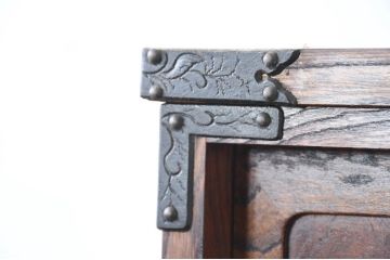 中古　美品　伝統民芸　岩谷堂箪笥　重厚感あふれる佇まいに美しい木目が印象的な茶棚(茶箪笥、収納棚、食器棚、引き出し、バラ売り可能)(R-083212)