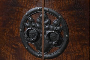 中古　美品　伝統民芸　岩谷堂箪笥　重厚感あふれる佇まいに美しい木目が印象的な茶棚(茶箪笥、収納棚、食器棚、引き出し、バラ売り可能)(R-083212)