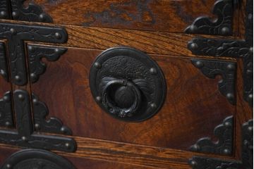 中古　美品　伝統民芸　岩谷堂箪笥　重厚感あふれる佇まいに美しい木目が印象的な茶棚(茶箪笥、収納棚、食器棚、引き出し、バラ売り可能)(R-083212)