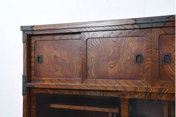 中古　美品　伝統民芸　岩谷堂箪笥　脚(台輪)付きリメイク　重厚感あふれる佇まいに美しい木目が印象的な収納棚(茶棚、飾り棚、サイドボード)(R-083213)