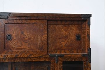 中古　美品　伝統民芸　岩谷堂箪笥　脚(台輪)付きリメイク　重厚感あふれる佇まいに美しい木目が印象的な収納棚(茶棚、飾り棚、サイドボード)(R-083213)