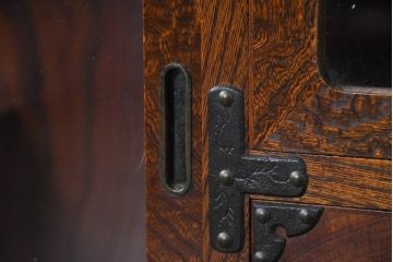 中古　美品　伝統民芸　岩谷堂箪笥　脚(台輪)付きリメイク　重厚感あふれる佇まいに美しい木目が印象的な収納棚(茶棚、飾り棚、サイドボード)(R-083213)