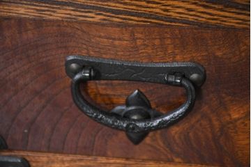 中古　美品　伝統民芸　岩谷堂箪笥　脚(台輪)付きリメイク　重厚感あふれる佇まいに美しい木目が印象的な収納棚(茶棚、飾り棚、サイドボード)(R-083213)