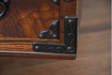 中古　美品　伝統民芸　岩谷堂箪笥　脚(台輪)付きリメイク　重厚感あふれる佇まいに美しい木目が印象的な収納棚(茶棚、飾り棚、サイドボード)(R-083213)