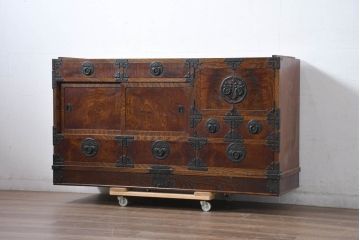 中古　美品　伝統民芸　岩谷堂箪笥　天板リメイク　重厚感あふれる佇まいに美しい木目が印象的なサイドボード(収納棚、ローチェスト、引き出し、ローボード、リビングボード台)(R-083214)