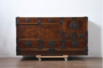 中古　美品　伝統民芸　岩谷堂箪笥　天板リメイク　重厚感あふれる佇まいに美しい木目が印象的なサイドボード(収納棚、ローチェスト、引き出し、ローボード、リビングボード台)(R-083214)