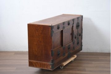 中古　美品　伝統民芸　岩谷堂箪笥　天板リメイク　重厚感あふれる佇まいに美しい木目が印象的なサイドボード(収納棚、ローチェスト、引き出し、ローボード、リビングボード台)(R-083214)
