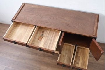 中古　美品　伝統民芸　岩谷堂箪笥　天板リメイク　重厚感あふれる佇まいに美しい木目が印象的なサイドボード(収納棚、ローチェスト、引き出し、ローボード、リビングボード台)(R-083214)