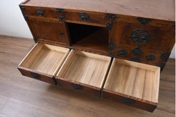 中古　美品　伝統民芸　岩谷堂箪笥　天板リメイク　重厚感あふれる佇まいに美しい木目が印象的なサイドボード(収納棚、ローチェスト、引き出し、ローボード、リビングボード台)(R-083214)