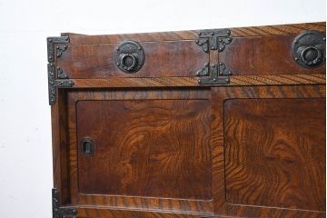 中古　美品　伝統民芸　岩谷堂箪笥　天板リメイク　重厚感あふれる佇まいに美しい木目が印象的なサイドボード(収納棚、ローチェスト、引き出し、ローボード、リビングボード台)(R-083214)