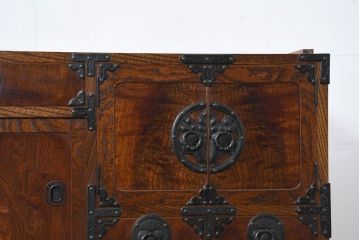 中古　美品　伝統民芸　岩谷堂箪笥　天板リメイク　重厚感あふれる佇まいに美しい木目が印象的なサイドボード(収納棚、ローチェスト、引き出し、ローボード、リビングボード台)(R-083214)