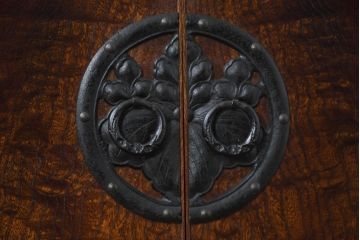 中古　美品　伝統民芸　岩谷堂箪笥　天板リメイク　重厚感あふれる佇まいに美しい木目が印象的なサイドボード(収納棚、ローチェスト、引き出し、ローボード、リビングボード台)(R-083214)