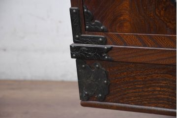 中古　美品　伝統民芸　岩谷堂箪笥　天板リメイク　重厚感あふれる佇まいに美しい木目が印象的なサイドボード(収納棚、ローチェスト、引き出し、ローボード、リビングボード台)(R-083214)