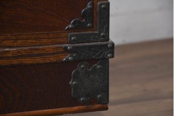 中古　美品　伝統民芸　岩谷堂箪笥　天板リメイク　重厚感あふれる佇まいに美しい木目が印象的なサイドボード(収納棚、ローチェスト、引き出し、ローボード、リビングボード台)(R-083214)