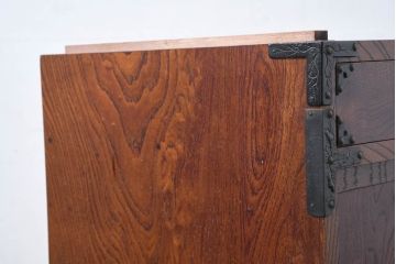 中古　美品　伝統民芸　岩谷堂箪笥　天板リメイク　重厚感あふれる佇まいに美しい木目が印象的なサイドボード(収納棚、ローチェスト、引き出し、ローボード、リビングボード台)(R-083214)