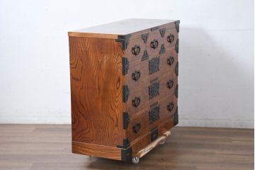 中古　岩谷堂箪笥　「菊幸」　存在感のある金具が目を惹く整理箪笥(サイドチェスト、引き出し、和タンス、衣装箪笥、収納箪笥)(R-083215)