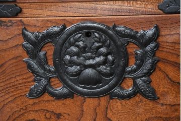 中古　岩谷堂箪笥　「菊幸」　存在感のある金具が目を惹く整理箪笥(サイドチェスト、引き出し、和タンス、衣装箪笥、収納箪笥)(R-083215)