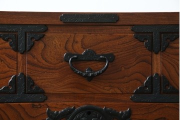 中古　岩谷堂箪笥　「菊幸」　存在感のある金具が目を惹く整理箪笥　(R-083215)