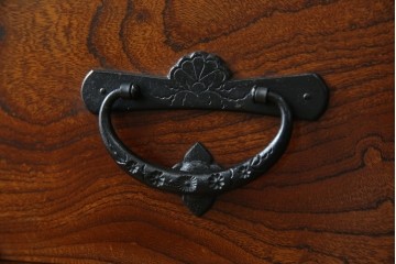 中古　岩谷堂箪笥　「菊幸」　存在感のある金具が目を惹く整理箪笥　(R-083215)