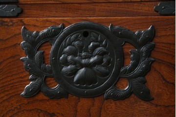 中古　岩谷堂箪笥　「菊幸」　存在感のある金具が目を惹く整理箪笥　(R-083215)