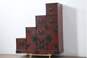 中古　美品!!　希少な廃番品!!　飛鳥欅箪笥　欅(ケヤキ)材　彫刻入りの金具が素敵な階段箪笥(民芸箪笥、和箪笥、整理たんす、収納タンス、引き出し、飾り台)(R-083216)
