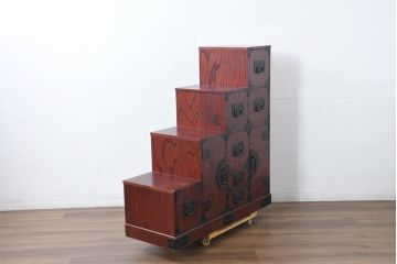 中古　美品!!　希少な廃番品!!　飛鳥欅箪笥　欅(ケヤキ)材　彫刻入りの金具が素敵な階段箪笥(民芸箪笥、和箪笥、整理たんす、収納タンス、引き出し、飾り台)(R-083216)