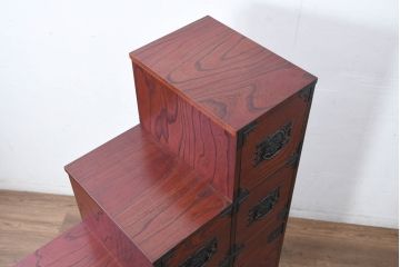 中古　美品!!　希少な廃番品!!　飛鳥欅箪笥　欅(ケヤキ)材　彫刻入りの金具が素敵な階段箪笥(民芸箪笥、和箪笥、整理たんす、収納タンス、引き出し、飾り台)(R-083216)