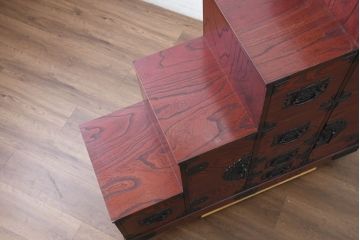 中古　美品!!　希少な廃番品!!　飛鳥欅箪笥　欅(ケヤキ)材　彫刻入りの金具が素敵な階段箪笥(民芸箪笥、和箪笥、整理たんす、収納タンス、引き出し、飾り台)(R-083216)