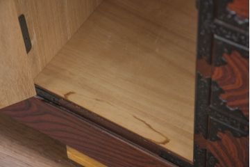 中古　美品!!　希少な廃番品!!　飛鳥欅箪笥　欅(ケヤキ)材　彫刻入りの金具が素敵な階段箪笥(民芸箪笥、和箪笥、整理たんす、収納タンス、引き出し、飾り台)(R-083216)