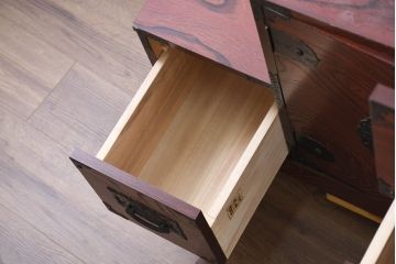 中古　美品!!　希少な廃番品!!　飛鳥欅箪笥　欅(ケヤキ)材　彫刻入りの金具が素敵な階段箪笥(民芸箪笥、和箪笥、整理たんす、収納タンス、引き出し、飾り台)(R-083216)
