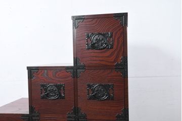 中古　美品!!　希少な廃番品!!　飛鳥欅箪笥　欅(ケヤキ)材　彫刻入りの金具が素敵な階段箪笥(民芸箪笥、和箪笥、整理たんす、収納タンス、引き出し、飾り台)(R-083216)
