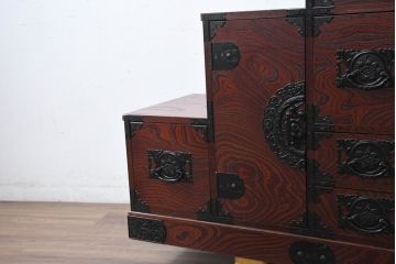 中古　美品!!　希少な廃番品!!　飛鳥欅箪笥　欅(ケヤキ)材　彫刻入りの金具が素敵な階段箪笥(民芸箪笥、和箪笥、整理たんす、収納タンス、引き出し、飾り台)(R-083216)