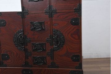中古　美品!!　希少な廃番品!!　飛鳥欅箪笥　欅(ケヤキ)材　彫刻入りの金具が素敵な階段箪笥(民芸箪笥、和箪笥、整理たんす、収納タンス、引き出し、飾り台)(R-083216)
