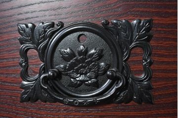 中古　美品!!　希少な廃番品!!　飛鳥欅箪笥　欅(ケヤキ)材　彫刻入りの金具が素敵な階段箪笥(民芸箪笥、和箪笥、整理たんす、収納タンス、引き出し、飾り台)(R-083216)