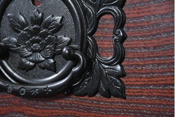 中古　美品!!　希少な廃番品!!　飛鳥欅箪笥　欅(ケヤキ)材　彫刻入りの金具が素敵な階段箪笥(民芸箪笥、和箪笥、整理たんす、収納タンス、引き出し、飾り台)(R-083216)