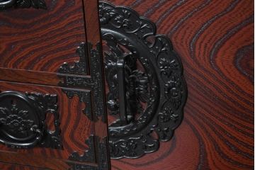 中古　美品!!　希少な廃番品!!　飛鳥欅箪笥　欅(ケヤキ)材　彫刻入りの金具が素敵な階段箪笥(民芸箪笥、和箪笥、整理たんす、収納タンス、引き出し、飾り台)(R-083216)