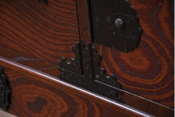 中古　美品!!　希少な廃番品!!　飛鳥欅箪笥　欅(ケヤキ)材　彫刻入りの金具が素敵な階段箪笥(民芸箪笥、和箪笥、整理たんす、収納タンス、引き出し、飾り台)(R-083216)